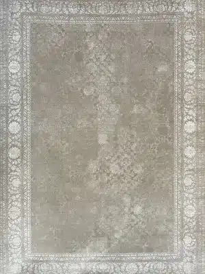 فرش ماشینی 700 شانه طرح لچک ترنج نقره ای کد 71059-nw - نمای نزدیک از جزئیات ظریف طرح لچک ترنج و رنگ نقره‌ای فرش - تصویر شماره 1